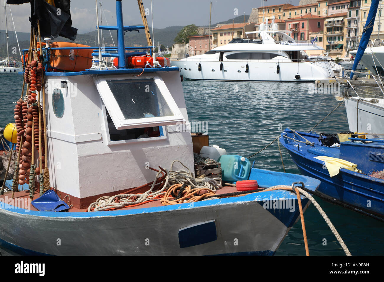 La nautica contrasti tra ricchi e poveri si vede al porto di Portoferraio, Isola d'Elba, Toscana, Italia Foto Stock