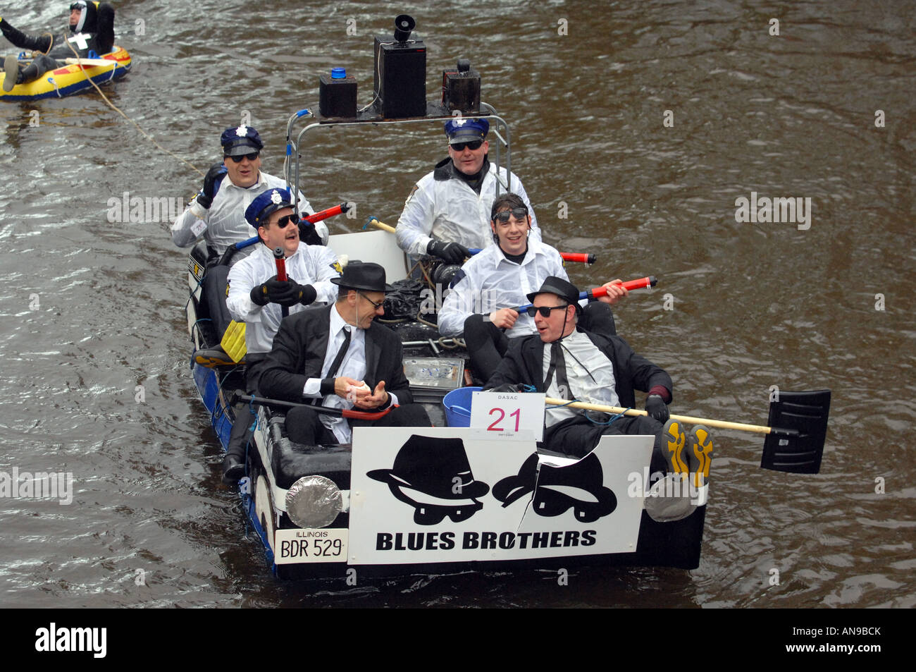 Boxing day Gommone gara a Matlock Bath nel Derbyshire raccolta fondi per il RNLI Foto Stock