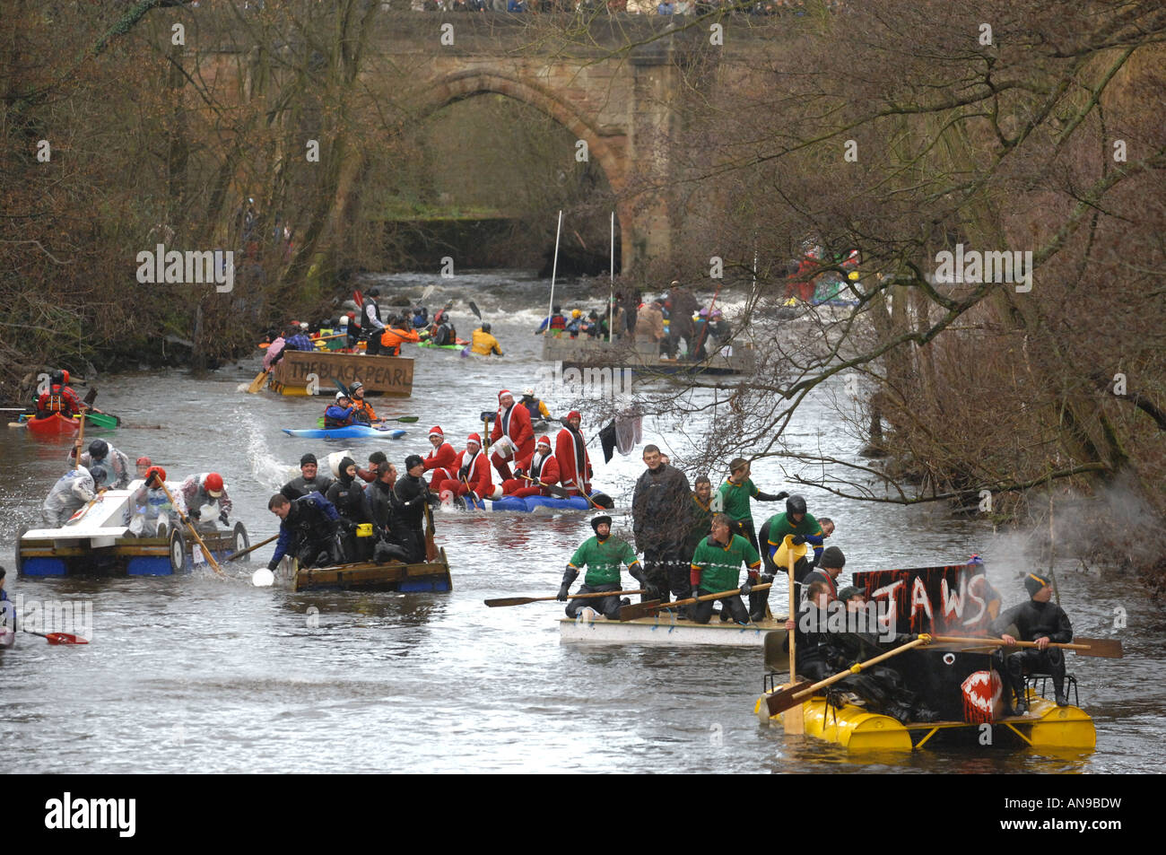 Boxing day Gommone gara a Matlock Bath nel Derbyshire raccolta fondi per il RNLI Foto Stock