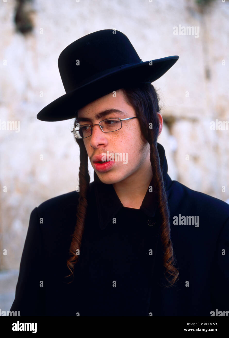 Giovani ebrei ortodossi adolescente dal muro del pianto Foto Stock