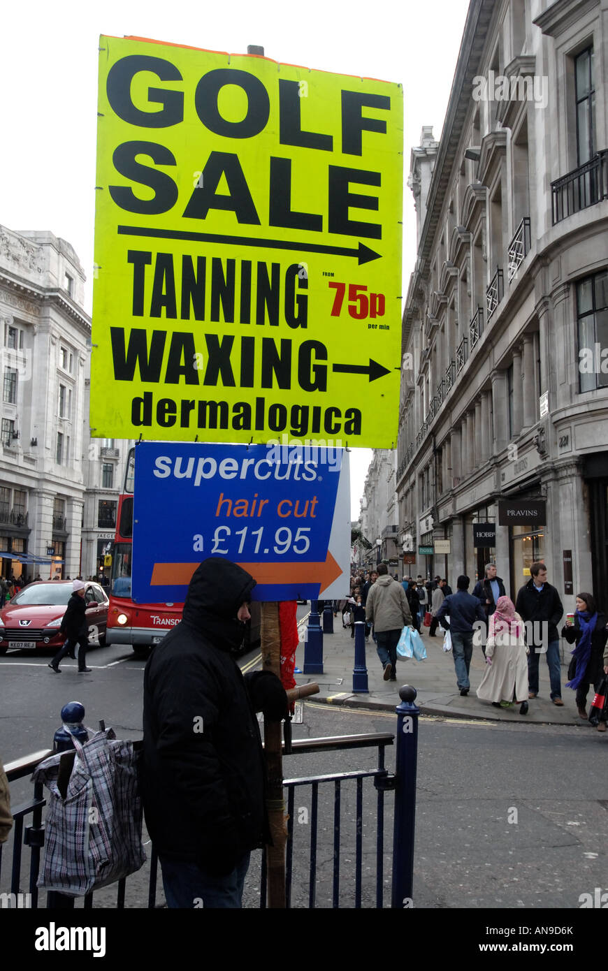 Natale 2007 West End sales London Regent Street.uomo che porta a sandwich la pubblicità della scheda la concia e la ceratura Foto Stock Natale 2007 West End sales London Regent Street.uomo che porta a sandwich la pubblicità della scheda la concia e la ceratura Foto Stock