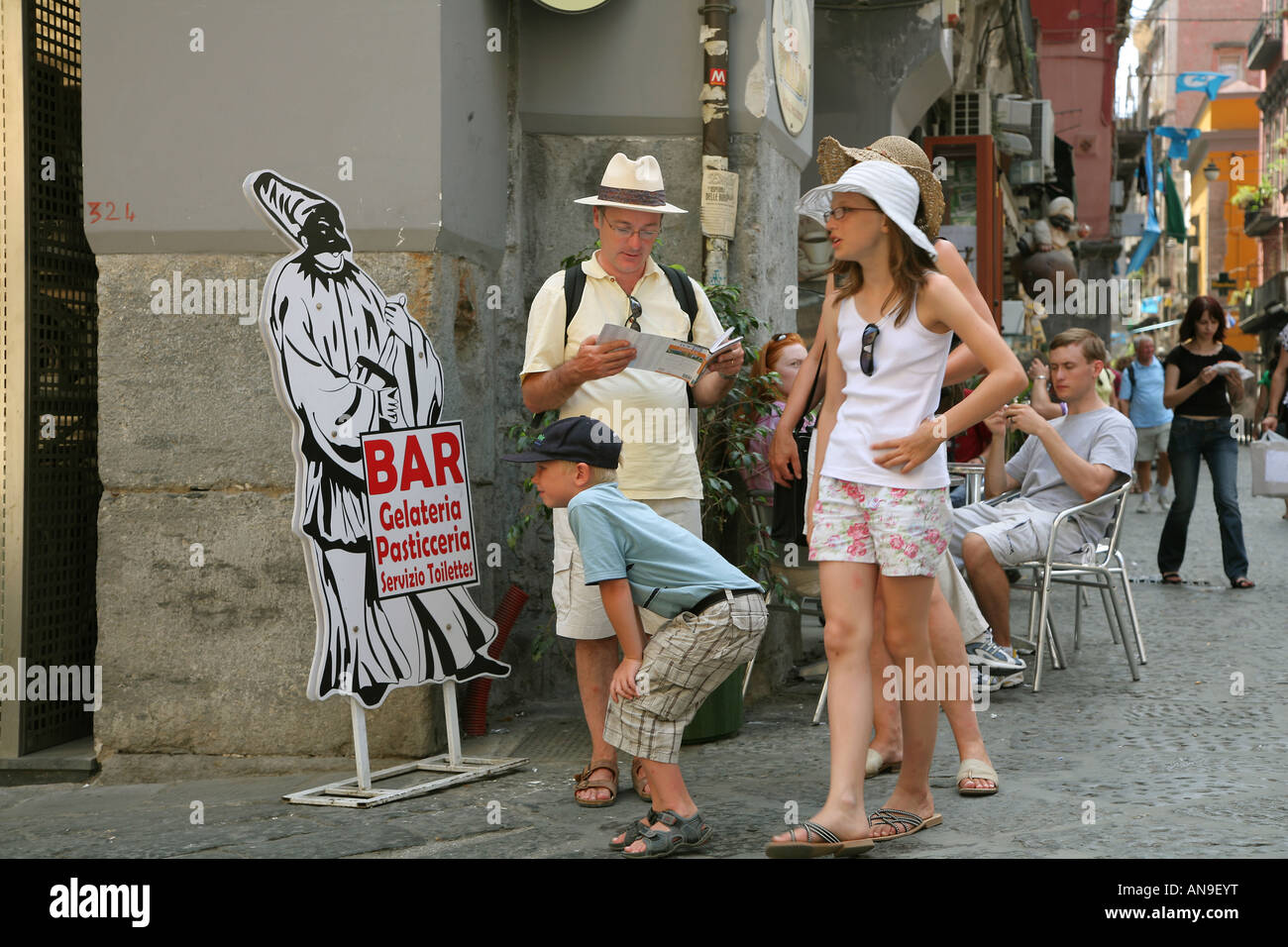 Una famiglia vicino al Spacconapoli street di Napoli Italia Foto Stock