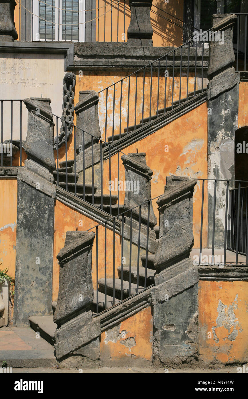 Scala nel cortile di una vecchia casa nel quartiere vecchio di Napoli Italia Foto Stock