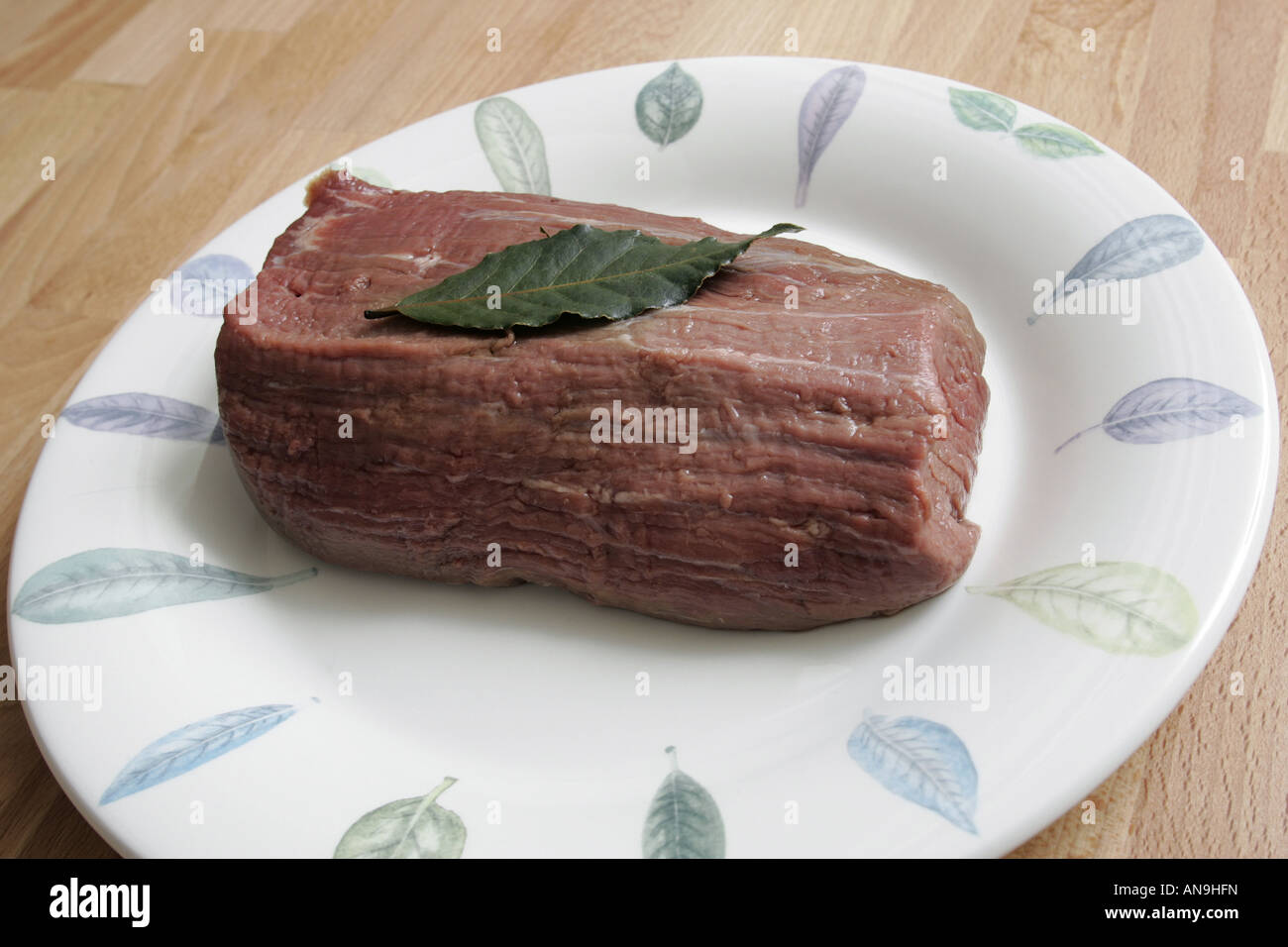 Una porzione di carne di manzo crudo su una piastra. Foto Stock