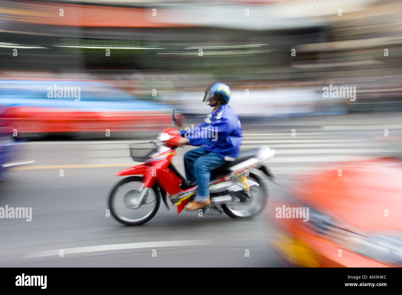 Commuter che viaggiano su uno scooter Bangkok in Thailandia Foto Stock