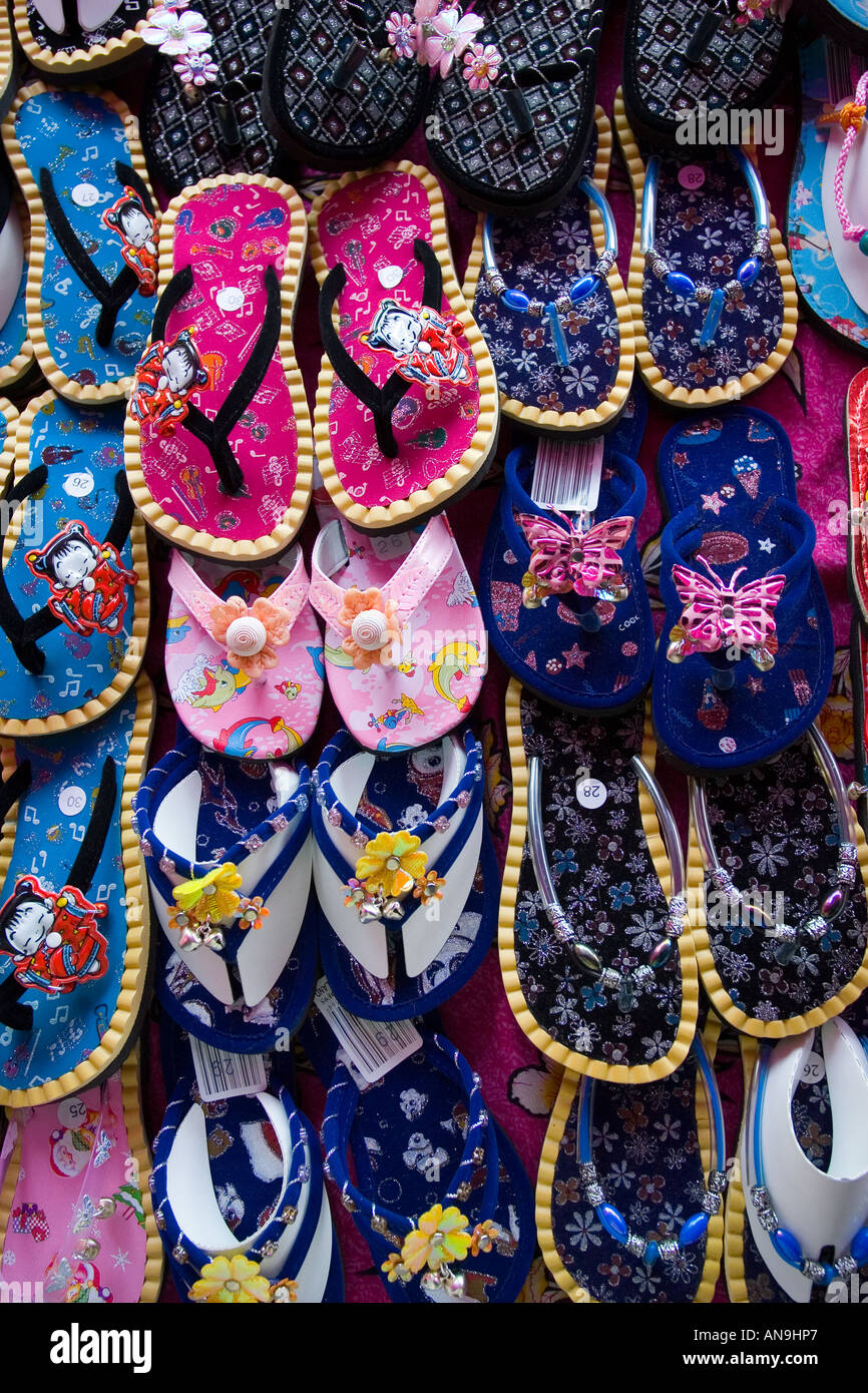 Scarpe per la vendita in un mercato di Bangkok in Thailandia Foto