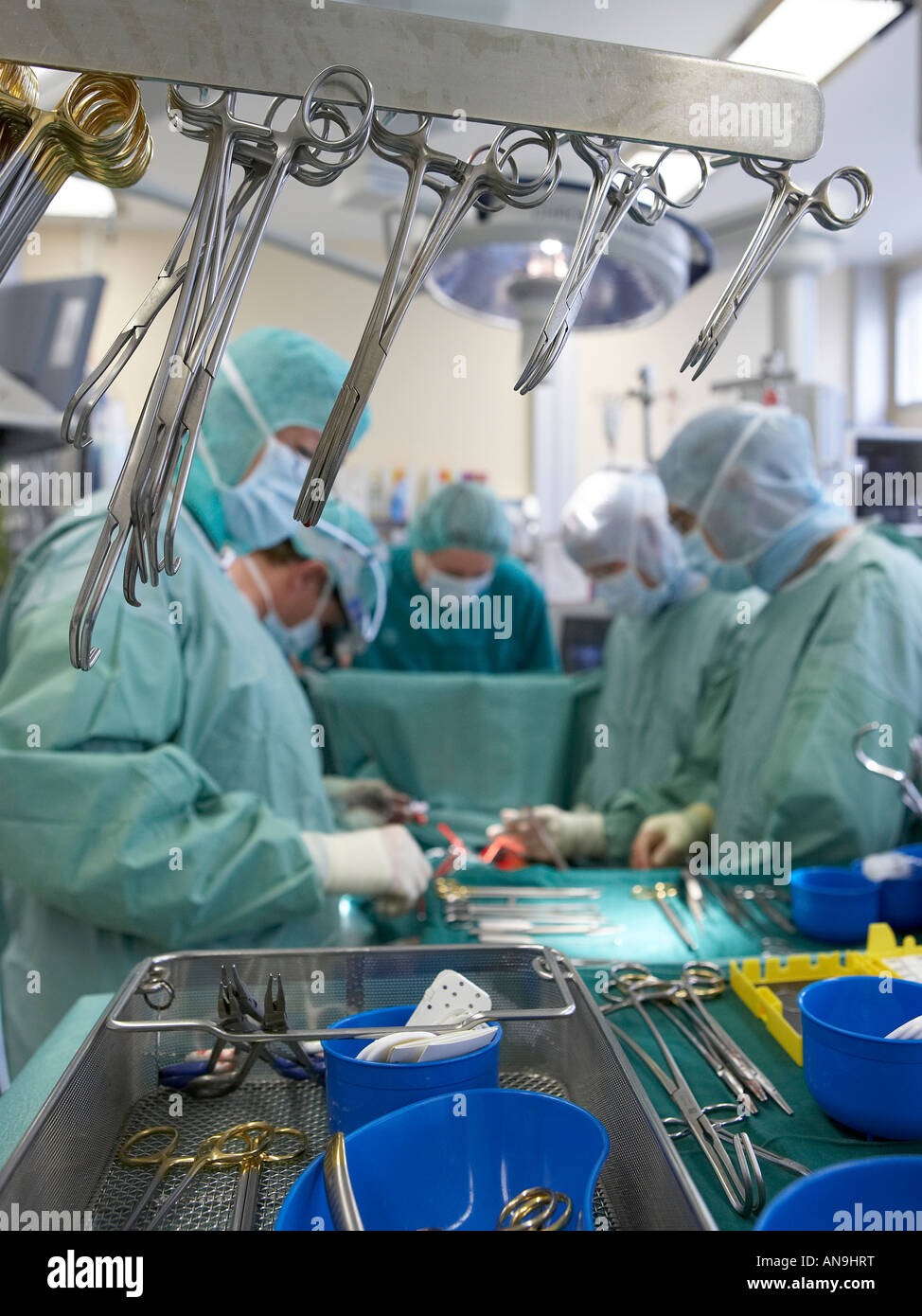 Il team chirurgico di eseguire chirurgia di bypass Foto Stock