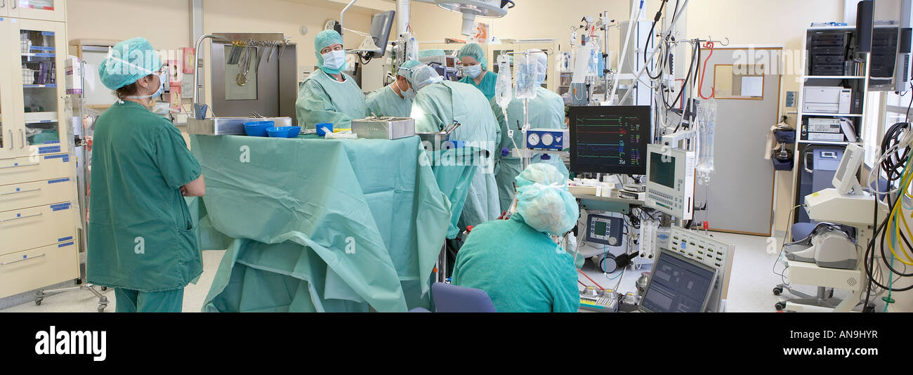 Il team chirurgico di eseguire chirurgia di bypass Foto Stock