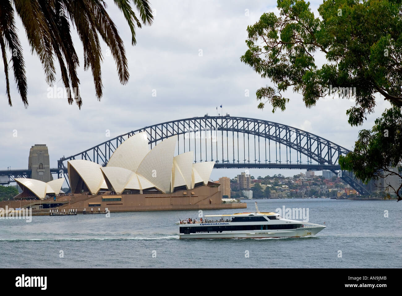 La nave di crociera passa da Sydney Opera House di Sydney e il Sydney Harbour Bridge Australia Foto Stock