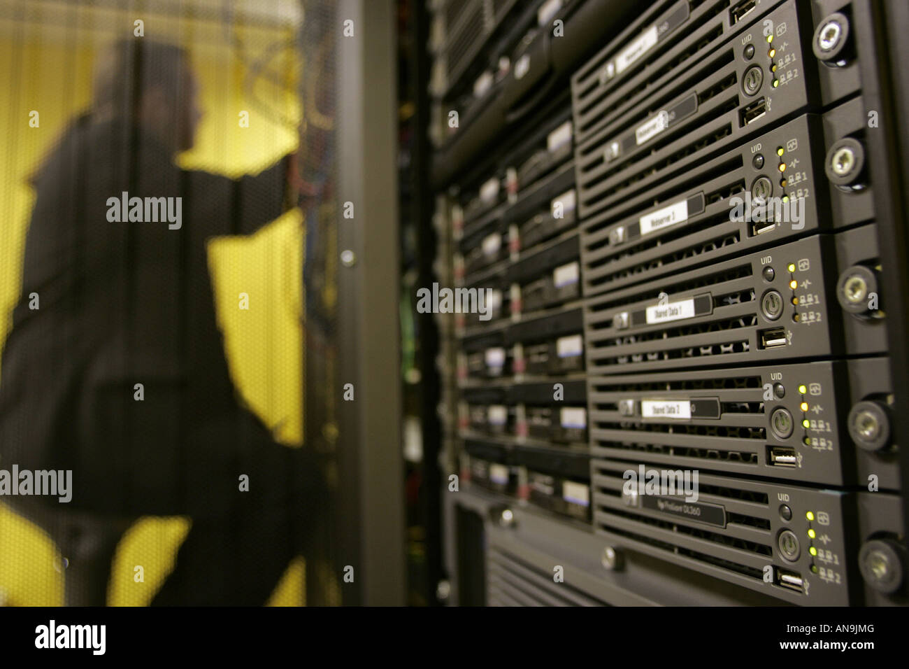 Un ingegnere informatico di eseguire la manutenzione di un server. Foto Stock