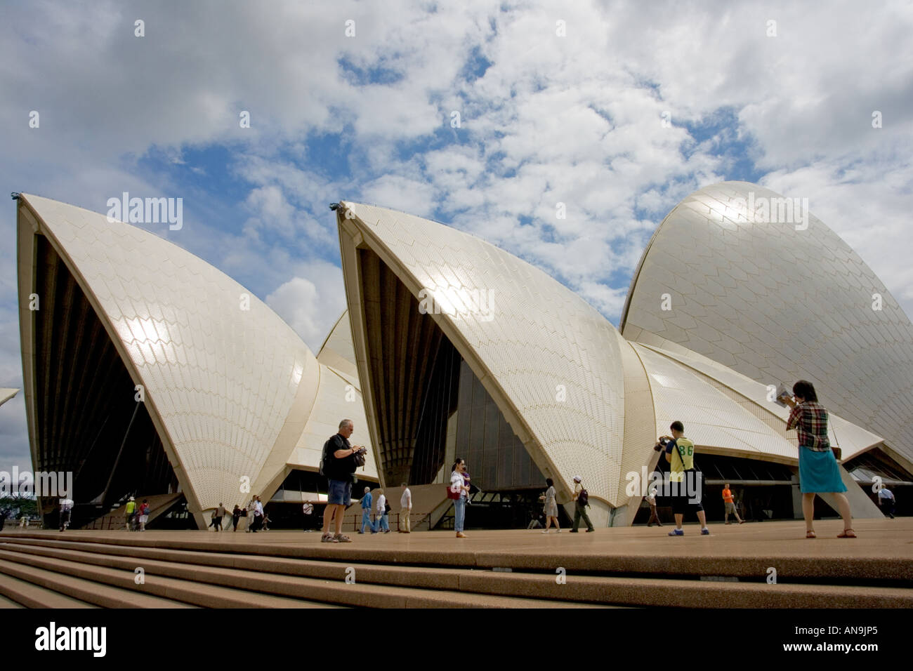 I turisti scattare fotografie fuori Sydney Opera House Australia Foto Stock