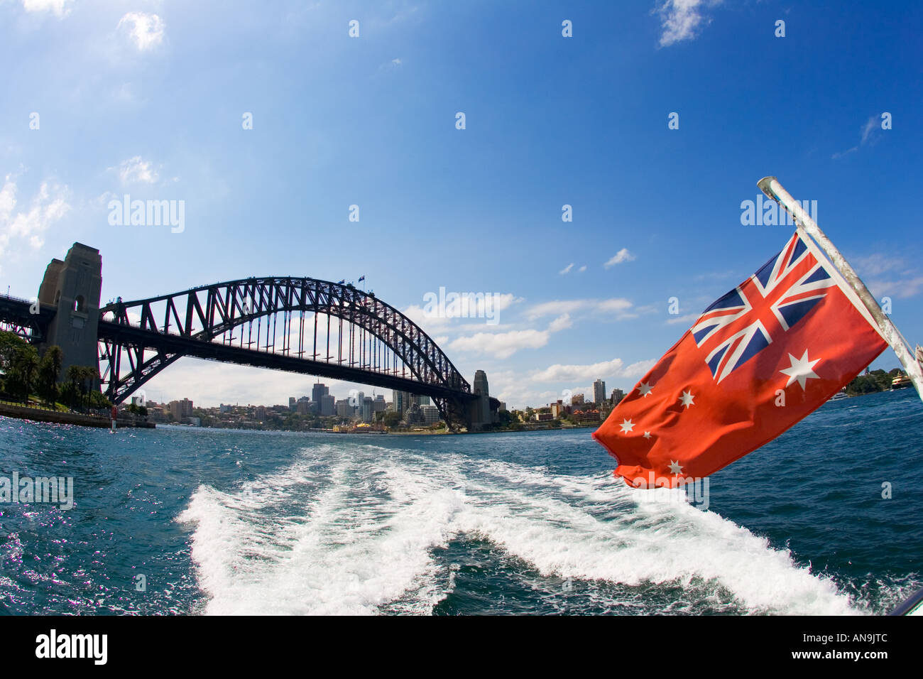 Sydney Harbour Bridge visto da una barca veloce in Australia Foto Stock