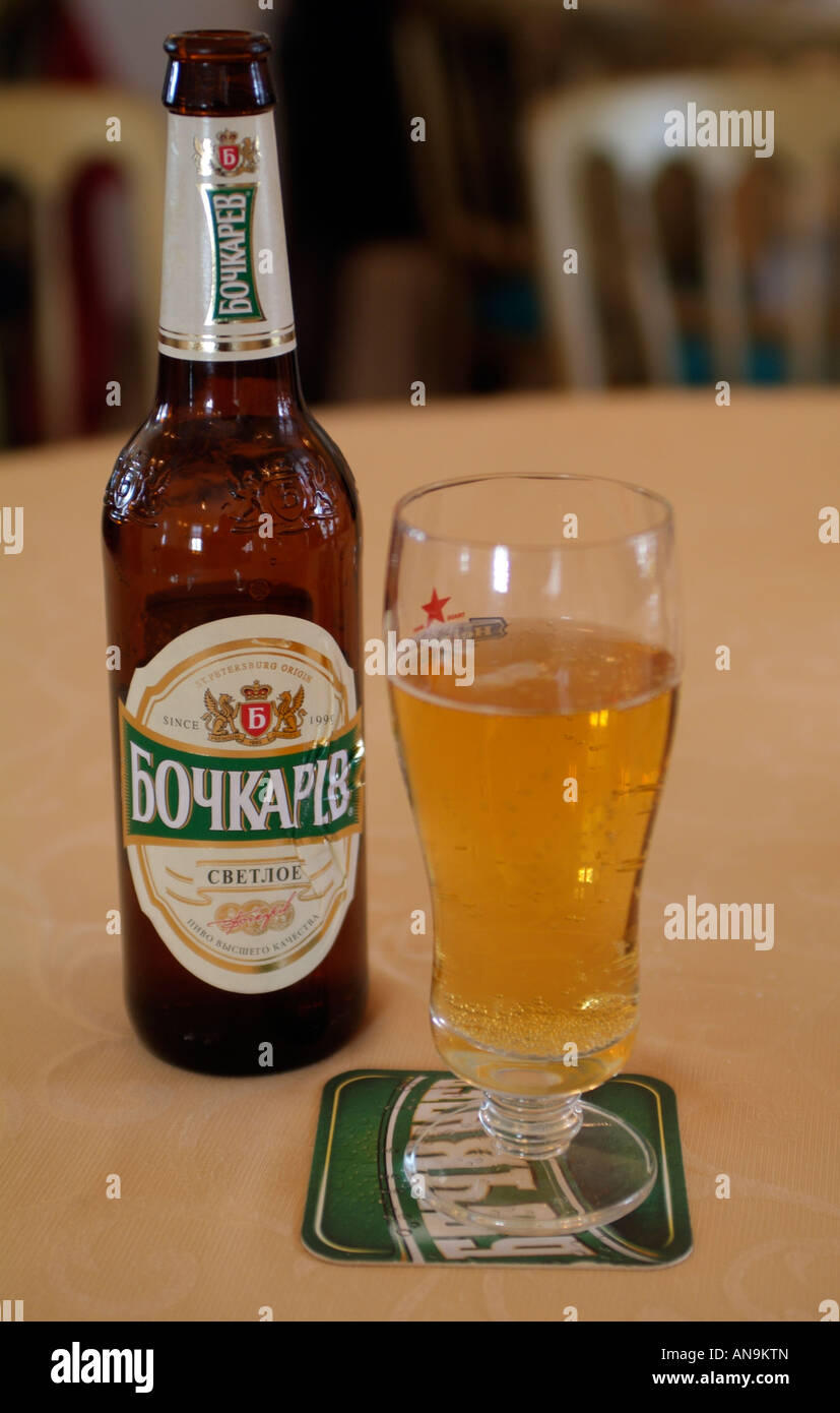 Bottiglia di birra russa e vetro su un tappeto di birra Foto stock - Alamy