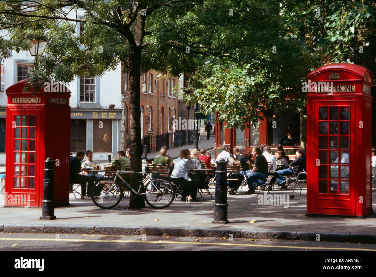 Due cabine telefoniche rosse e la terrazza di casa pubblica su Clerkenwell Green City of London REGNO UNITO Foto Stock