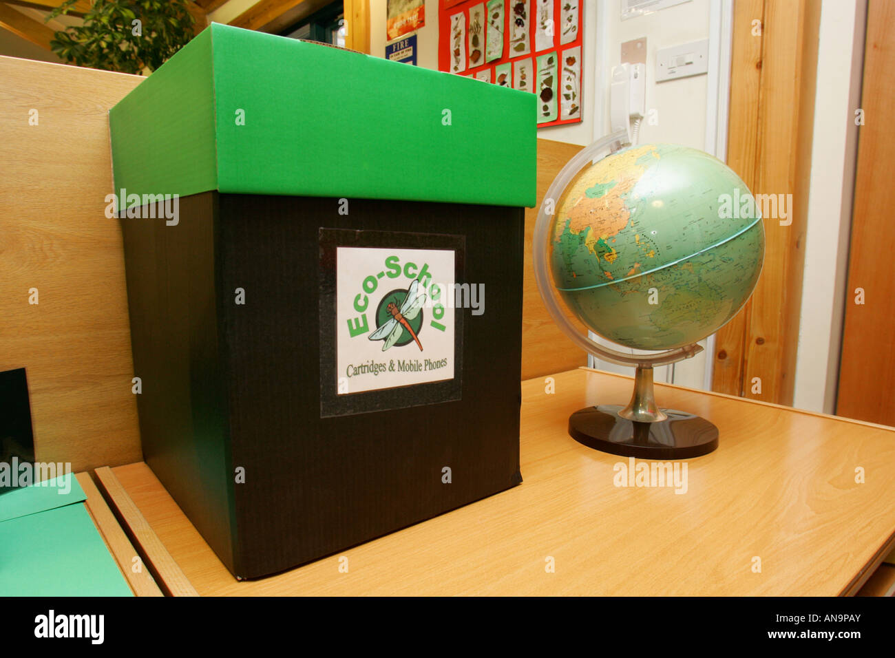 Un contenitore di raccolta per le vecchie cartucce a getto di inchiostro e telefoni cellulari in un corridoio di scuola Foto Stock