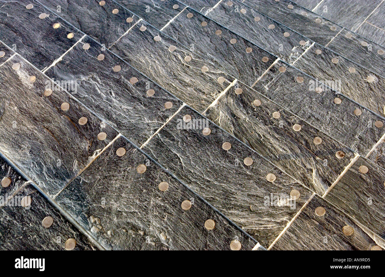 Welsh Slate passi in area pubblica del nuovo edificio per la National Assembly for Wales nella Baia di Cardiff South Wales UK Foto Stock