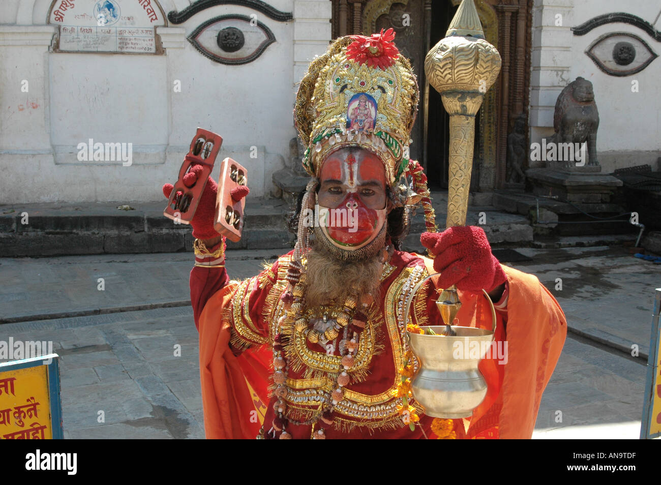 Uomo vestito come indù dio scimmia Hanuman al tempio di Pashupatinath a Kathmandu in Nepal Foto Stock