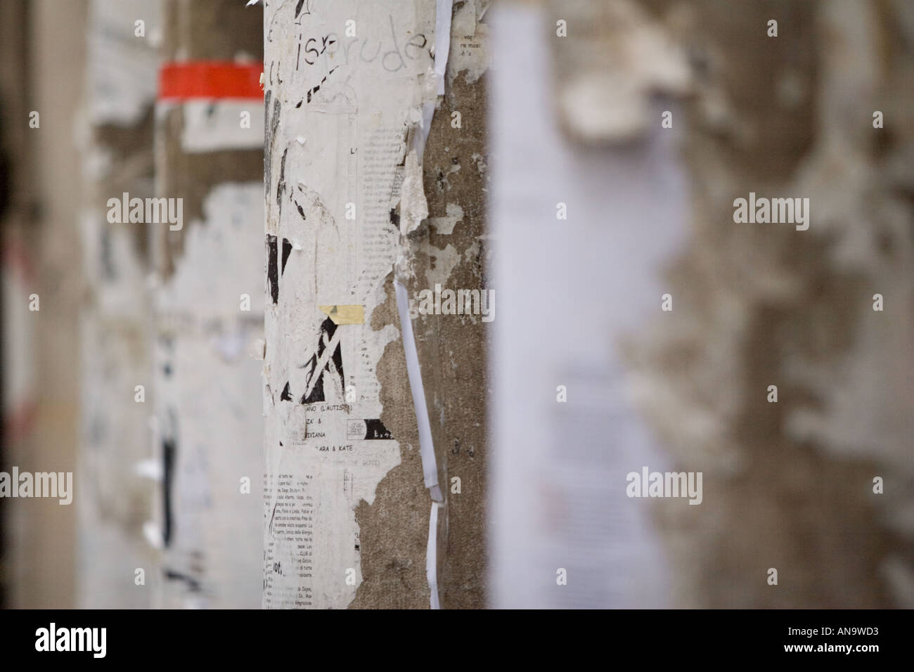 Affissione su colonne italiano a Vicenza Foto Stock