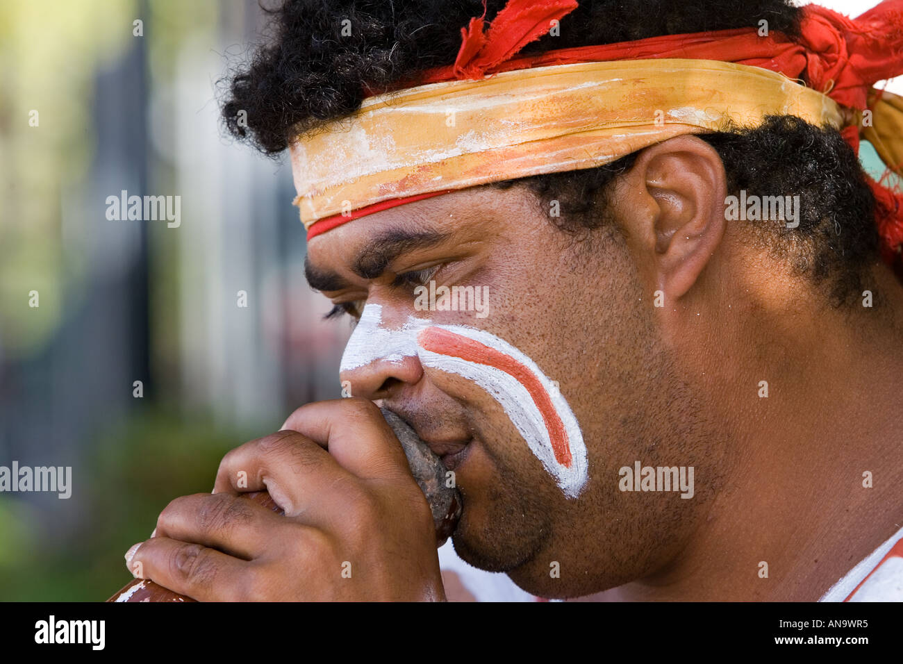 Aborigeno australiano gioca didgeridoo Nuovo Galles del Sud Australia Foto Stock