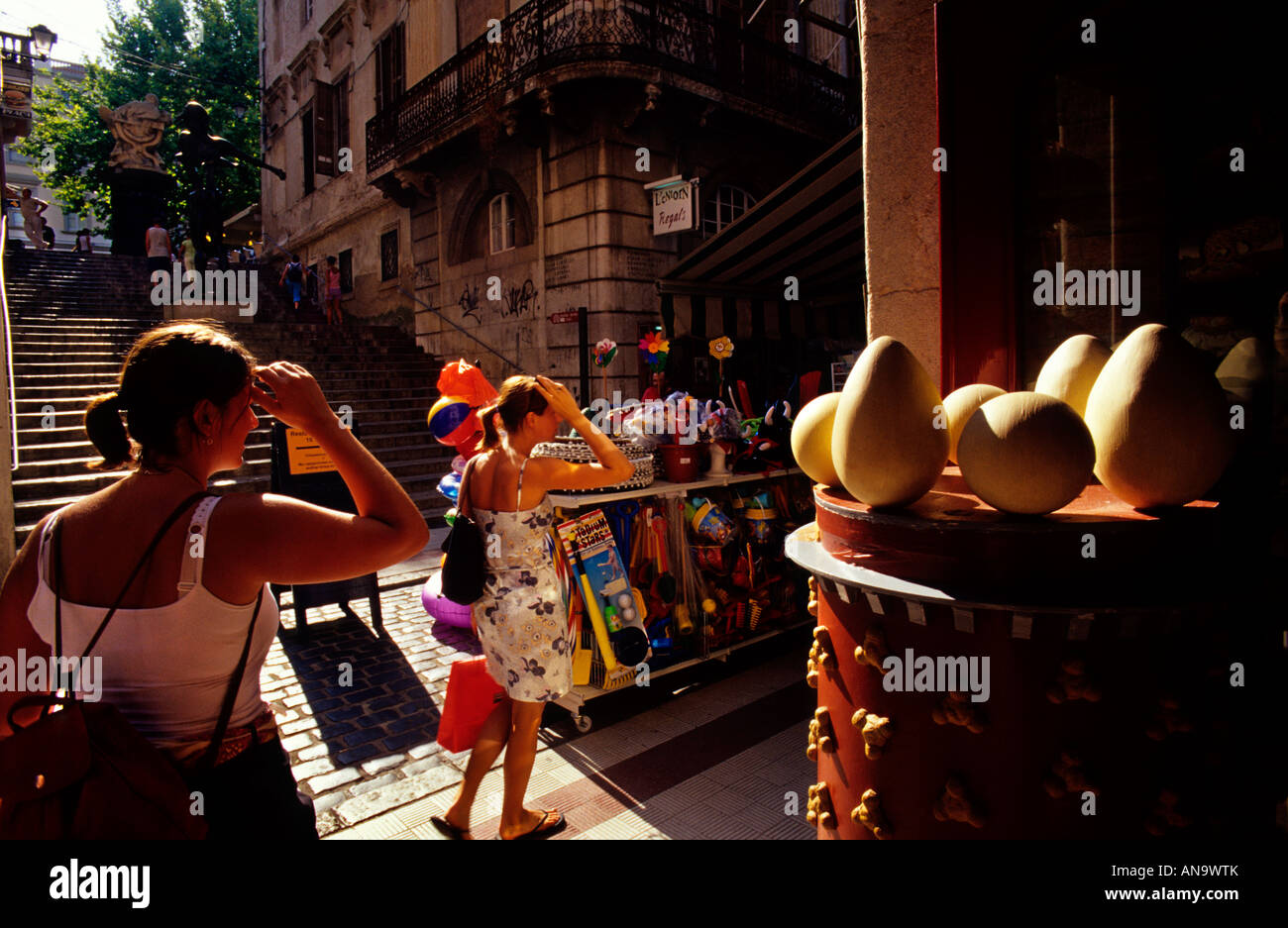 Due giovani ragazze turistica nella parte anteriore di una torre di Galatea la riproduzione in una strada dello shopping vicino a Salvador Dalí Museum .Figueres.Girona Foto Stock