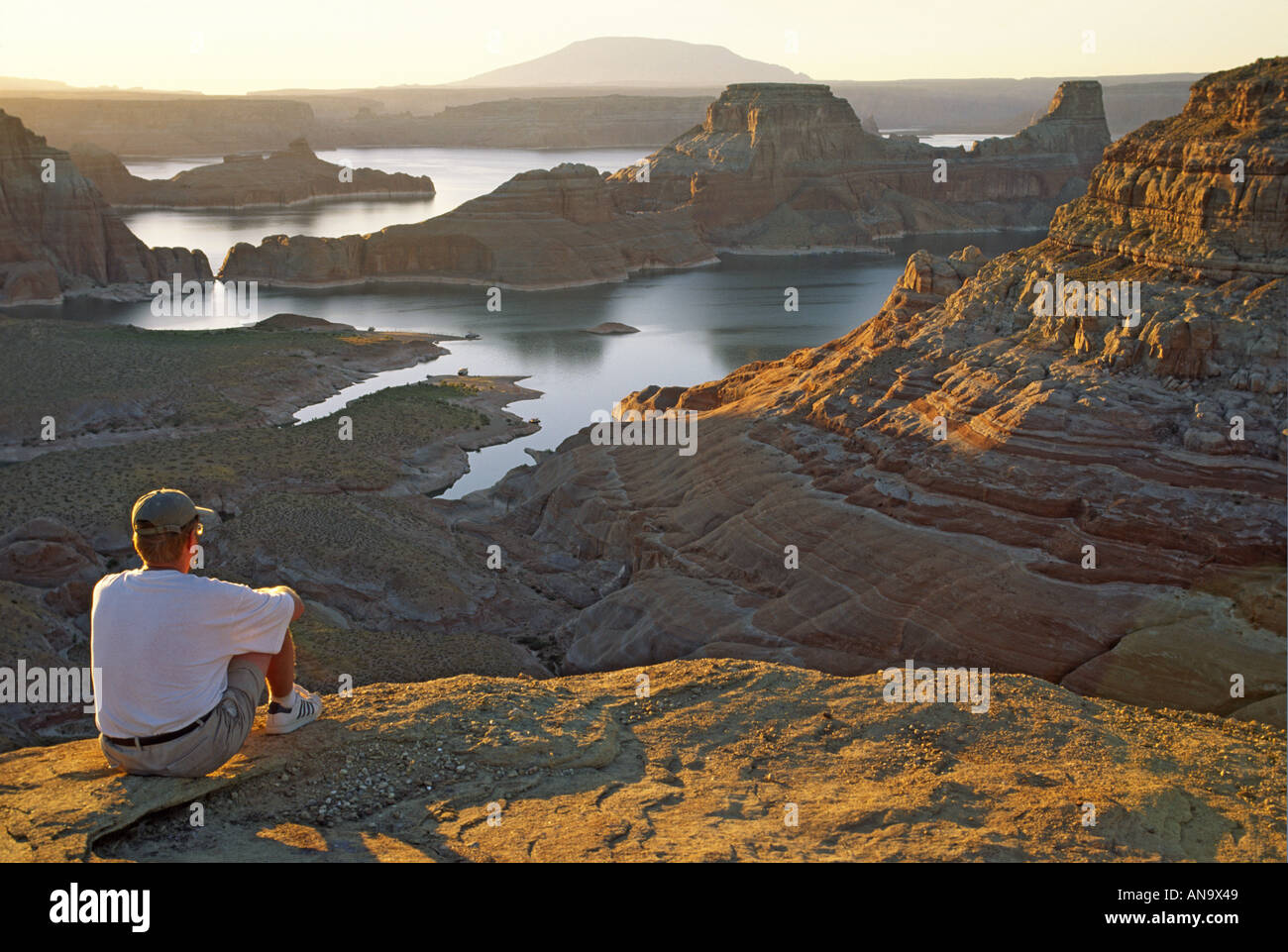 Gunsight Butte at Lake Powell dal punto Alstrom a Romana Mesa, tramonto, Glen Canyon National Recreation Area, Utah, Stati Uniti d'America Foto Stock