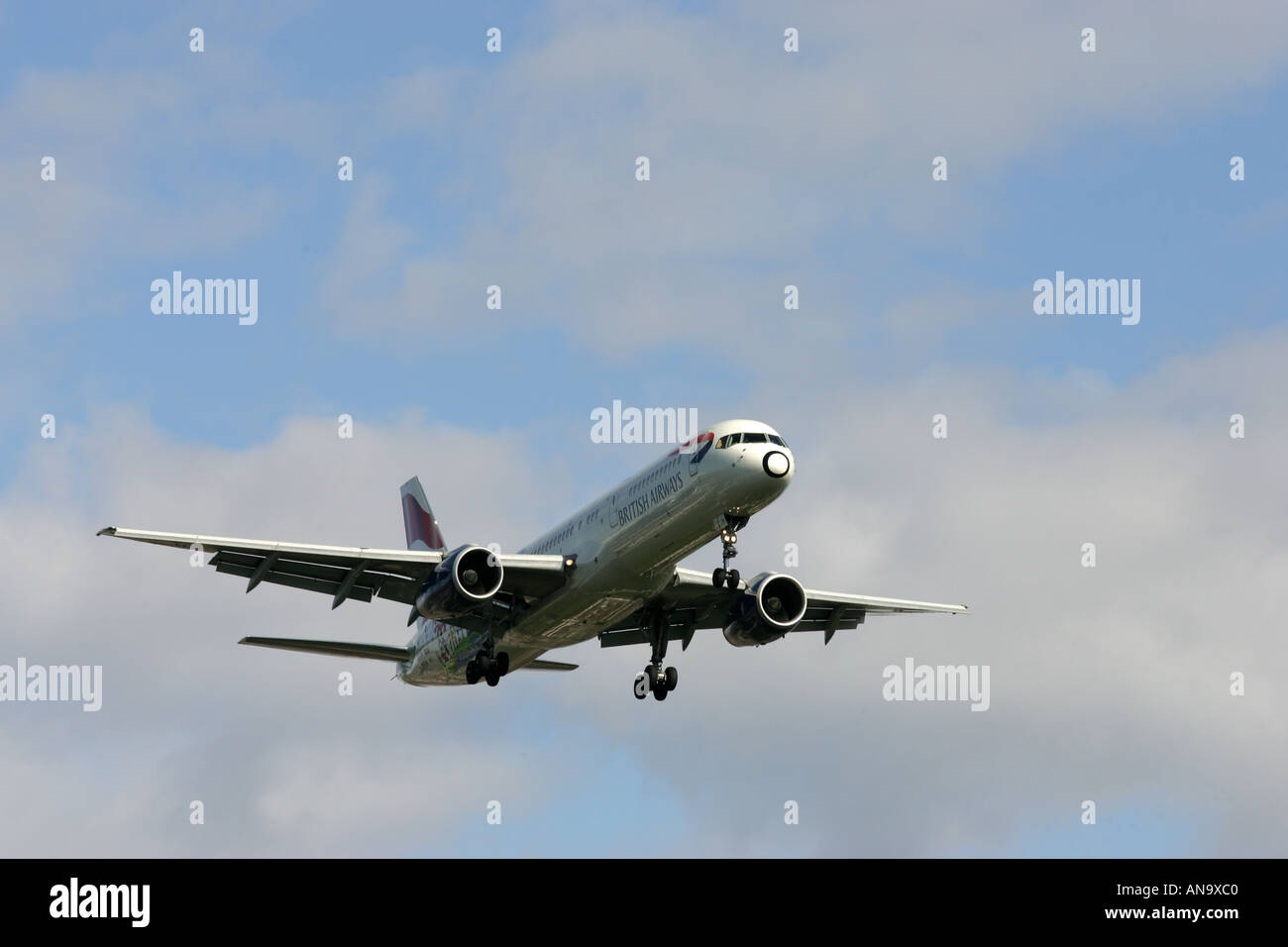 Aeroplani di linea commerciali provenienti in terra all'aeroporto di Londra Heathrow Foto Stock