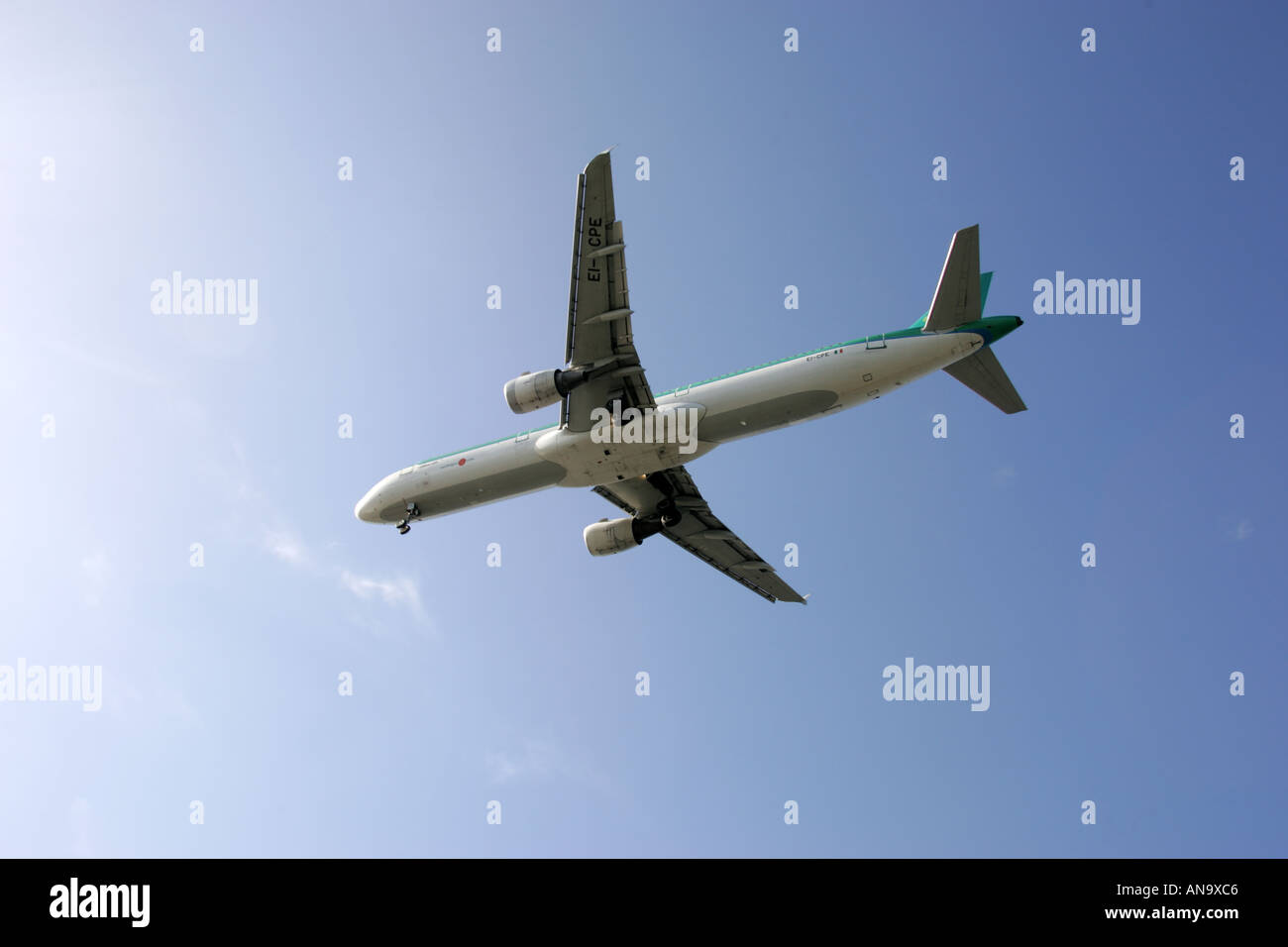 Aeroplani di linea commerciali provenienti in terra all'aeroporto di Londra Heathrow Foto Stock