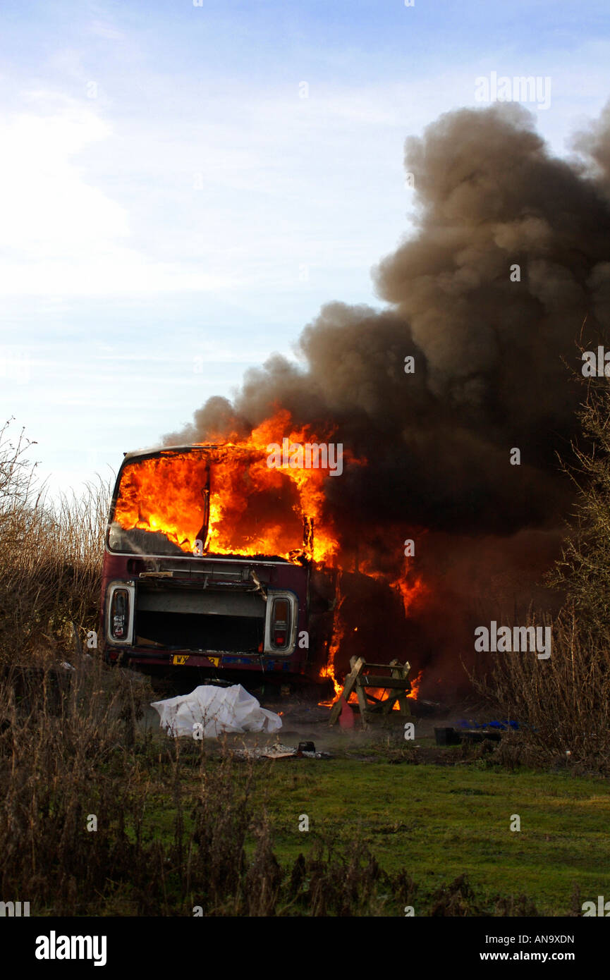autobus in fiamme Foto Stock