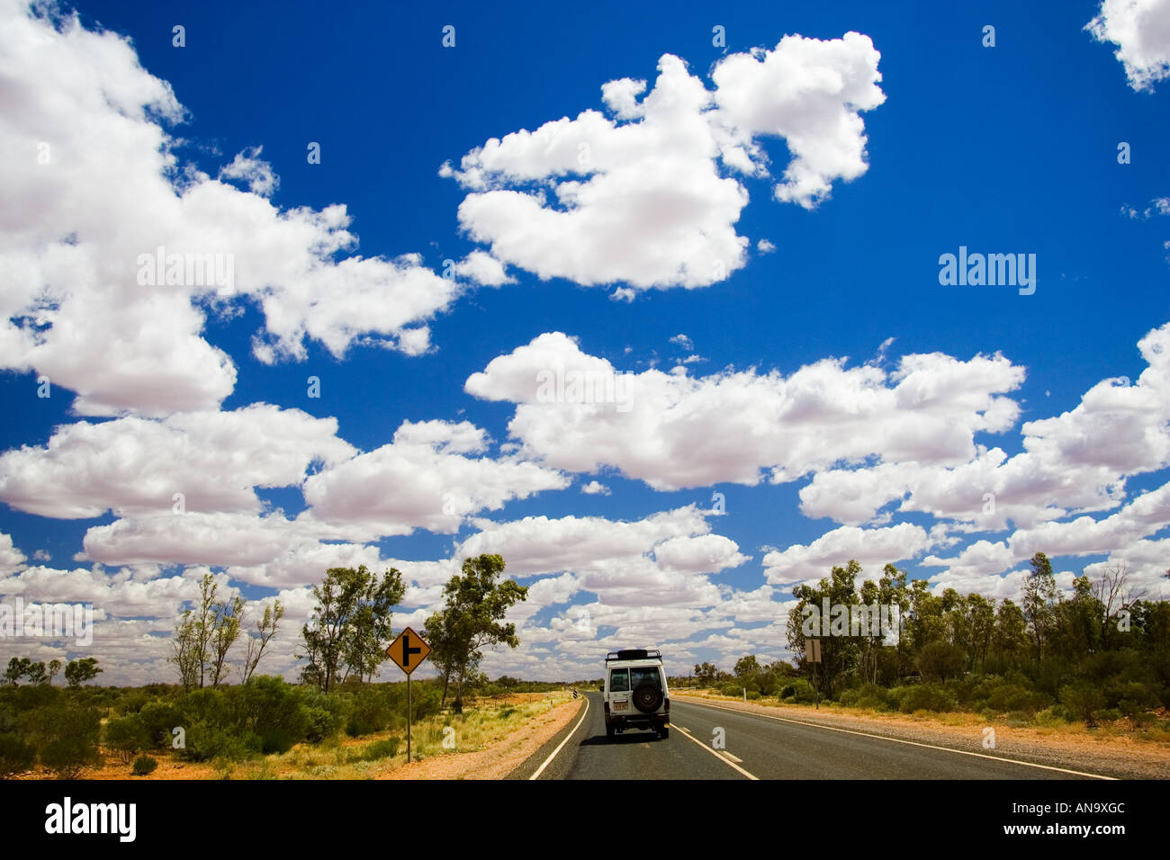 La trazione a quattro ruote motrici veicolo su strada nel Red Centre Australia Foto Stock
