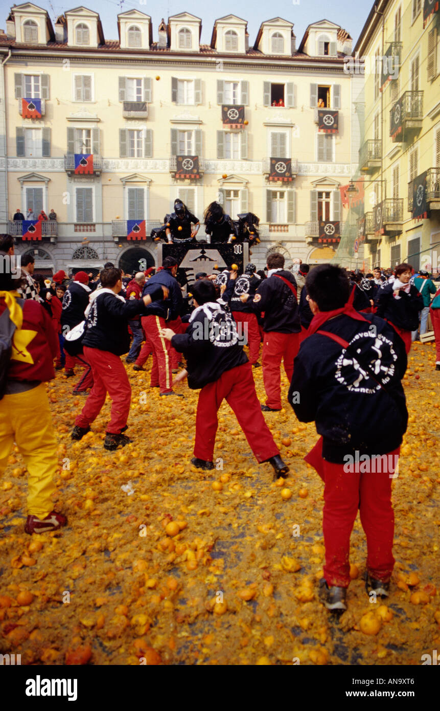 La battaglia delle arance al Carnevale di Ivrea, Italia Foto Stock