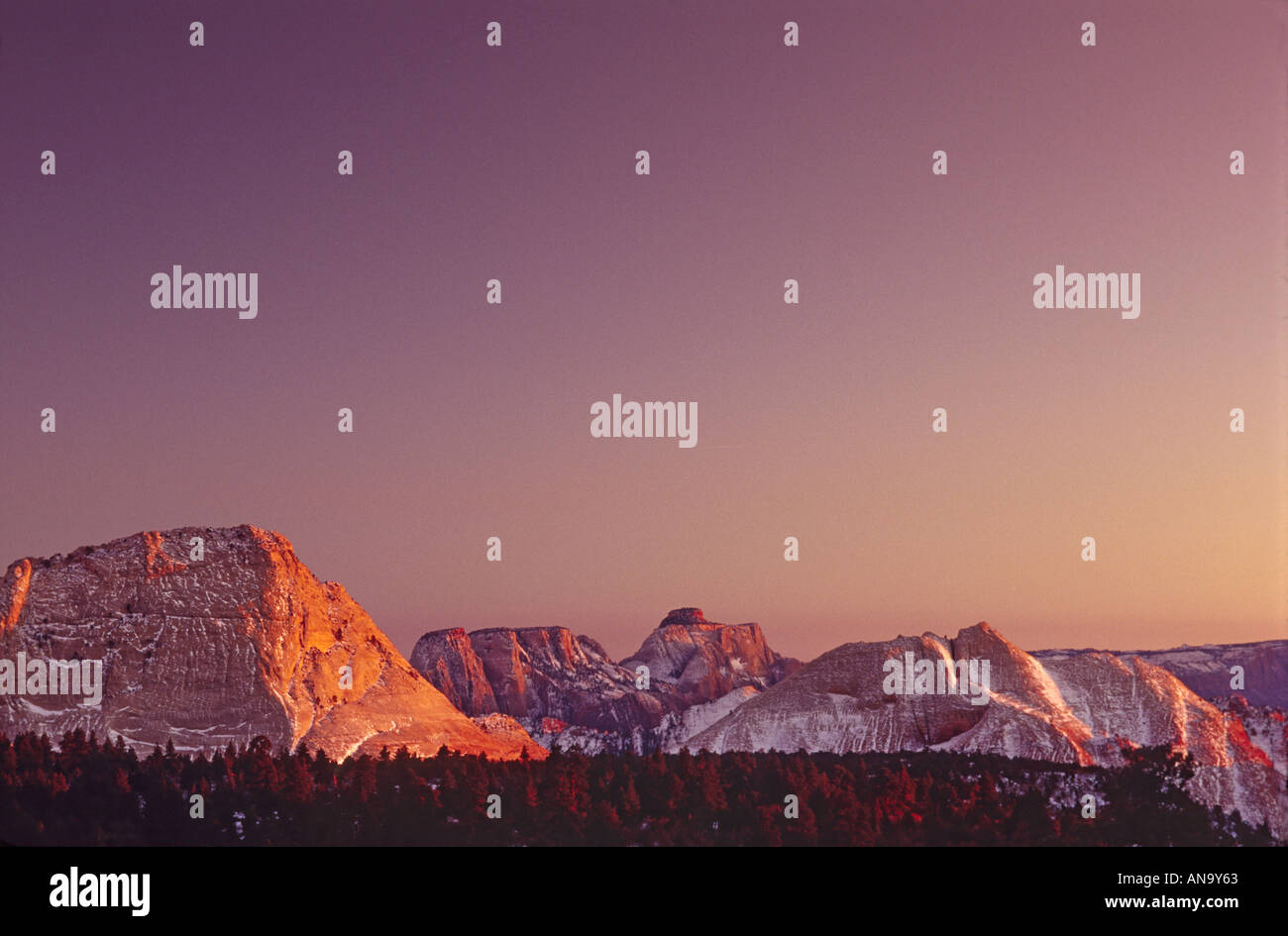 Nord Angelo custode, il West tempio, vista da Wildcat Canyon Trail al tramonto in inverno, Parco Nazionale Zion, Utah, Stati Uniti d'America Foto Stock