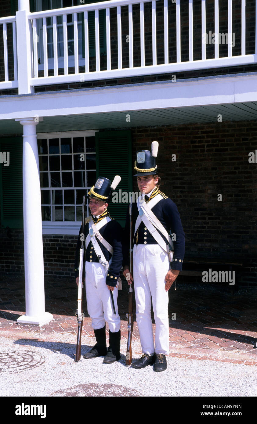 Guardie d'epoca al Fort McHenry National Monument e allo storico Santuario di Baltimora Maryland USA Foto Stock