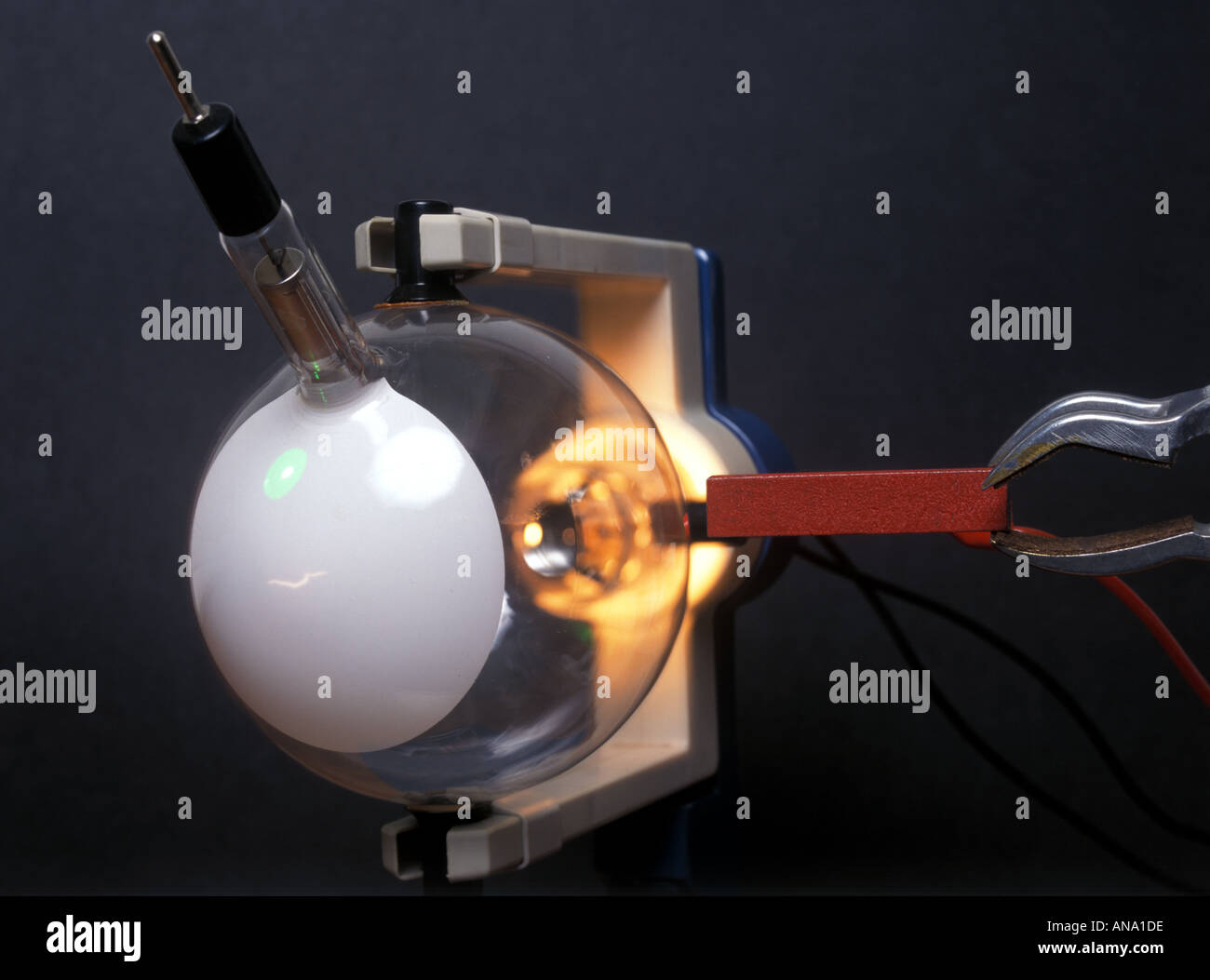 Deviazione dal magnete di un fascio di elettroni nel tubo di Perrin Foto Stock