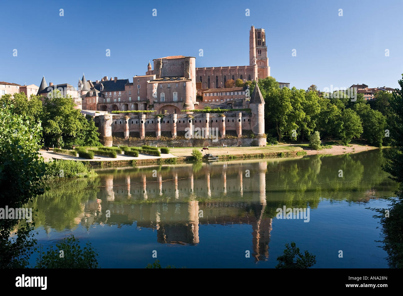 Palais de la Berbie e cattedrale di Sainte Cecile dalla banca del fiume Tarn, Albi, Francia. Foto Stock