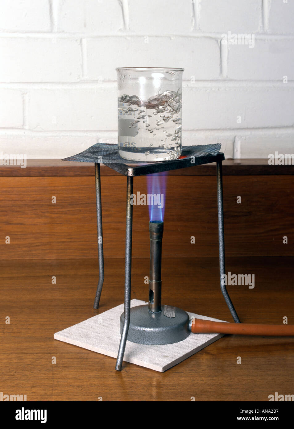 Acqua in ebollizione vigorosamente in un beaker Foto Stock