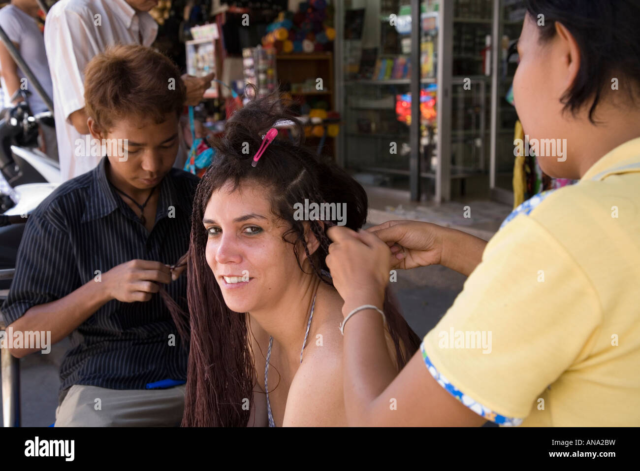 Parrucchiere in Khao San Road a Bangkok, in Thailandia Foto Stock