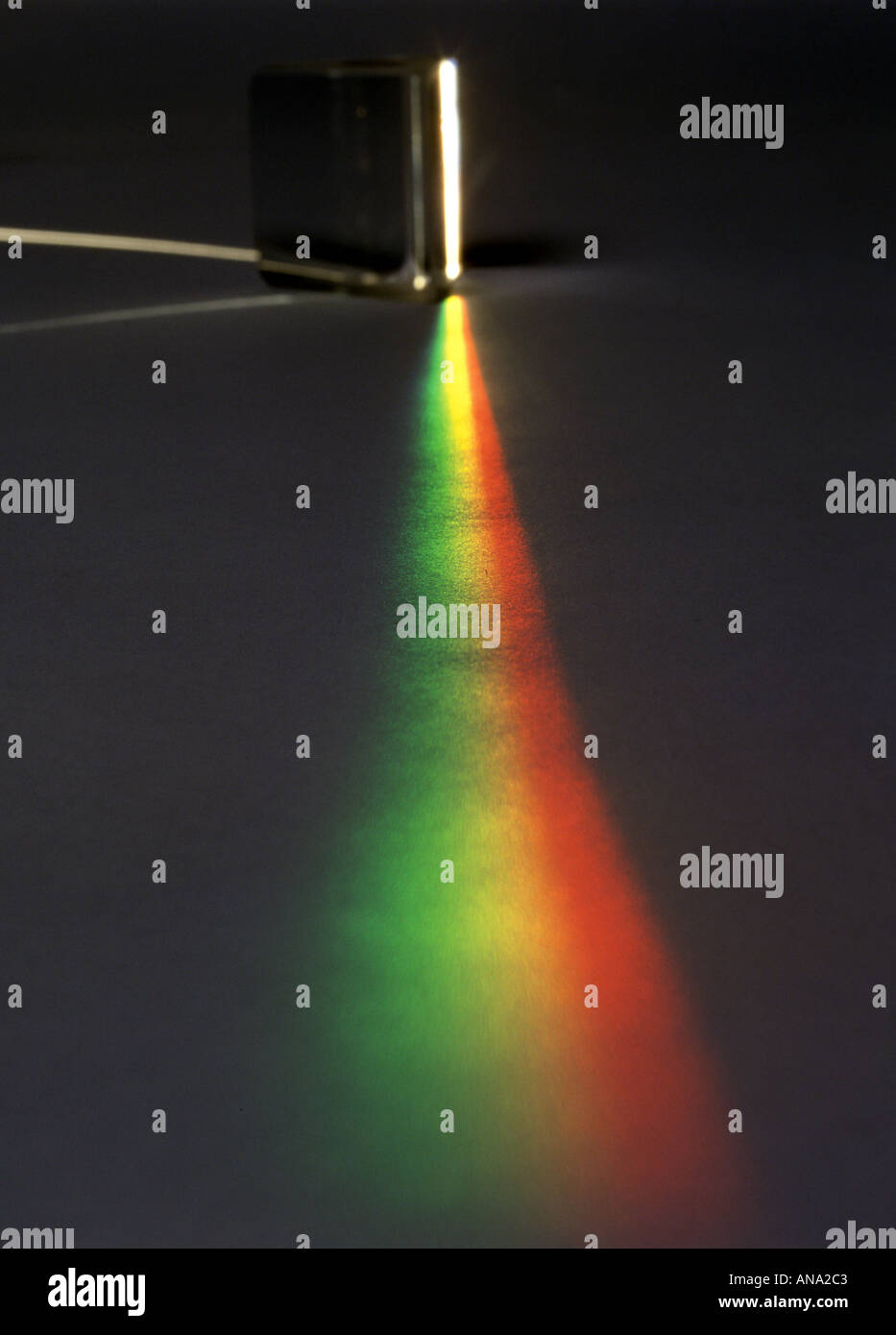 Un prisma produce un bianco dello spettro di luce Foto Stock