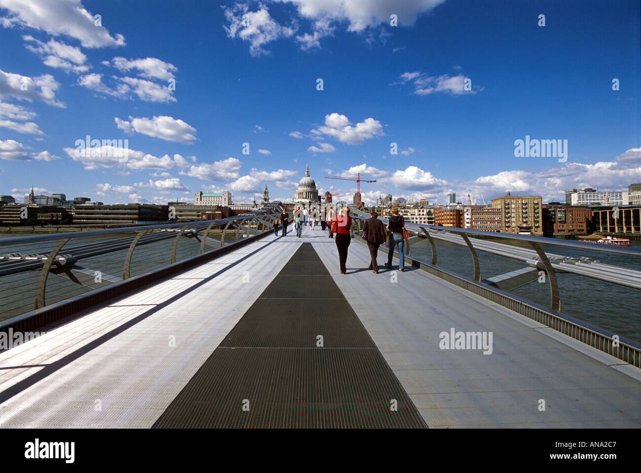 Traballante Millennium Bridge London guardando verso la Cattedrale di St Paul Foto Stock