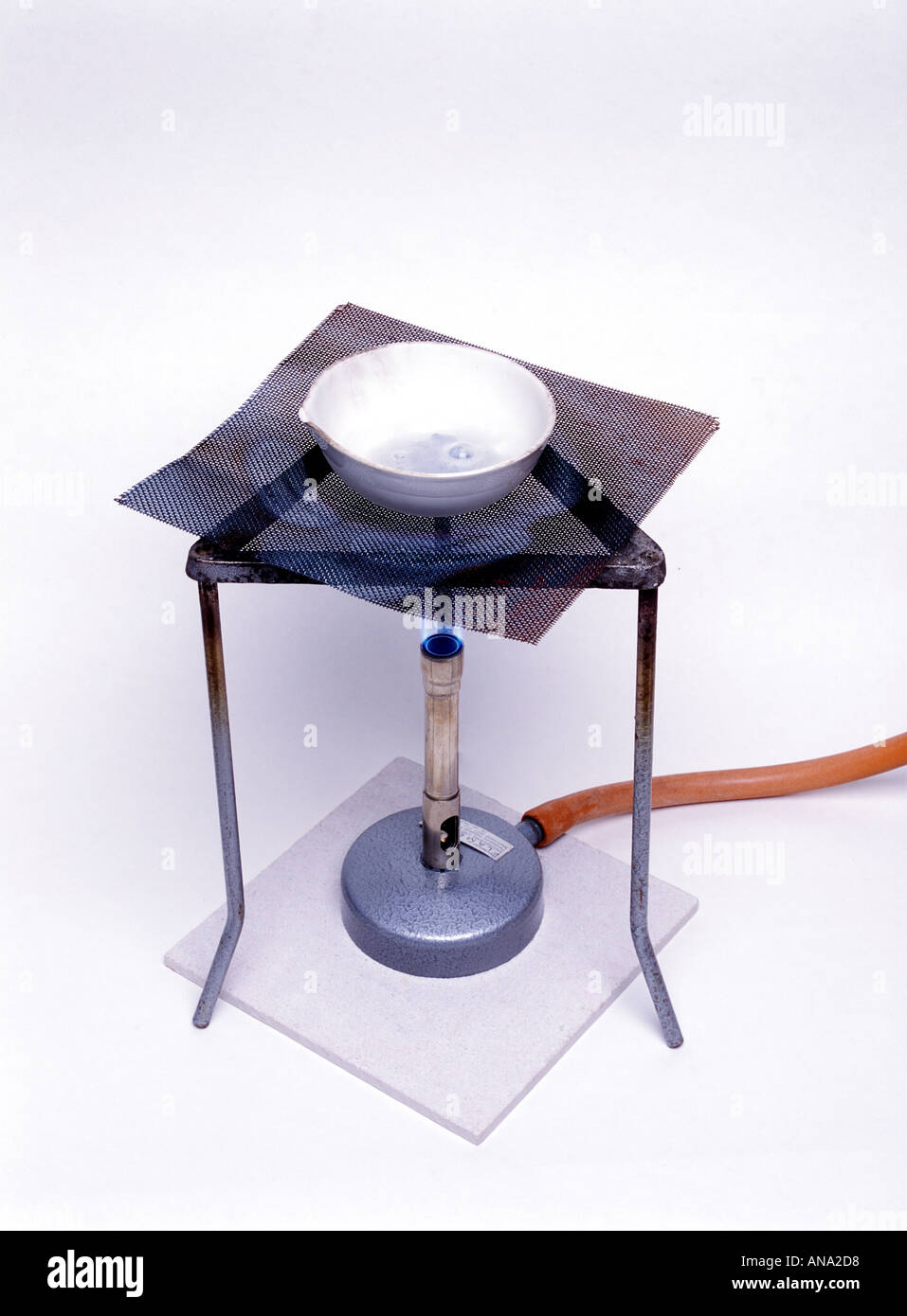 Zinco e acido solforico reagire mentre viene riscaldato in un bacino di evaporazione Foto Stock