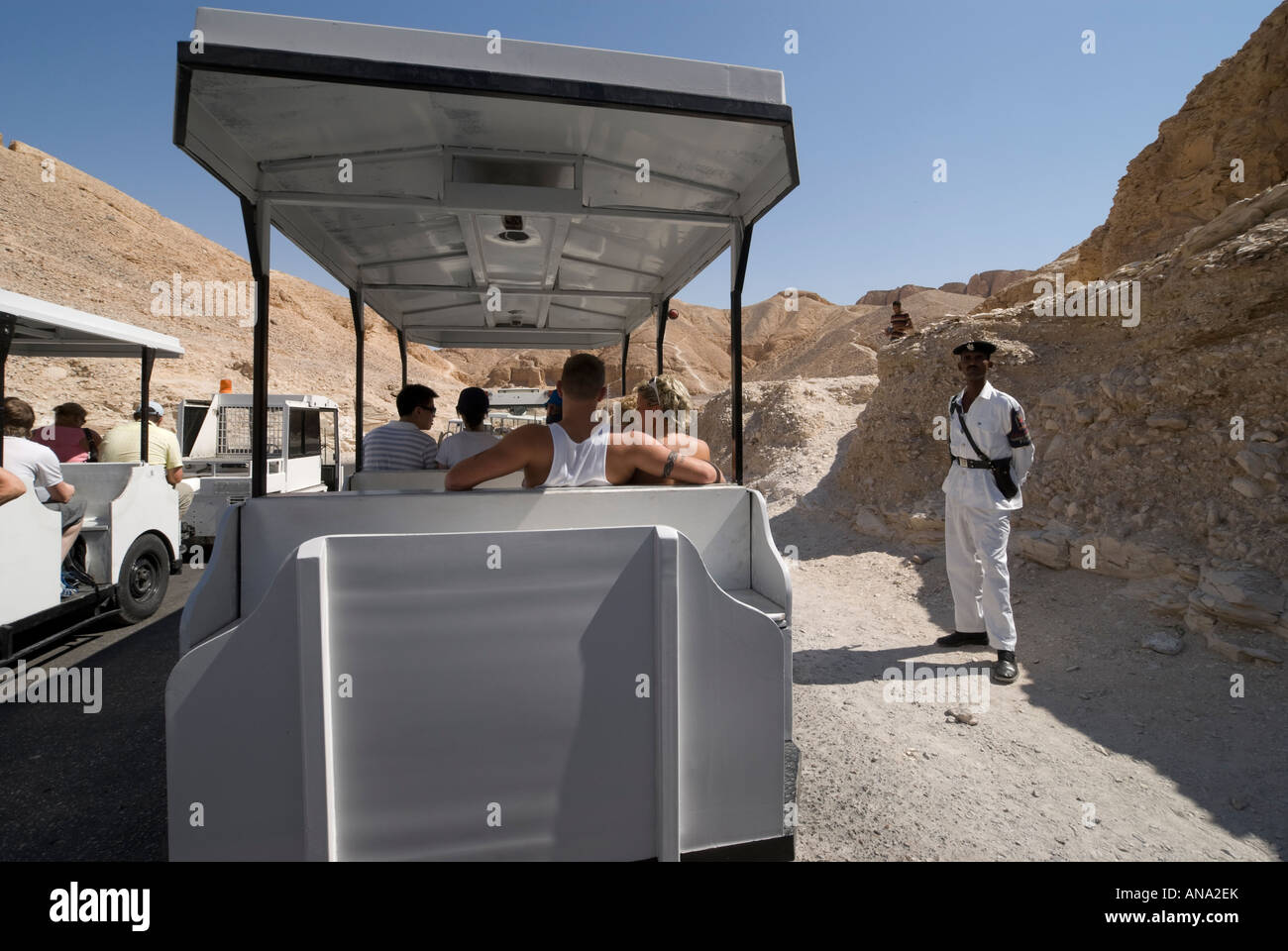 In Egitto la Valle dei Re vicino a Luxor Road train offre ai turisti di sito mentre guardie armate veglia Foto Stock
