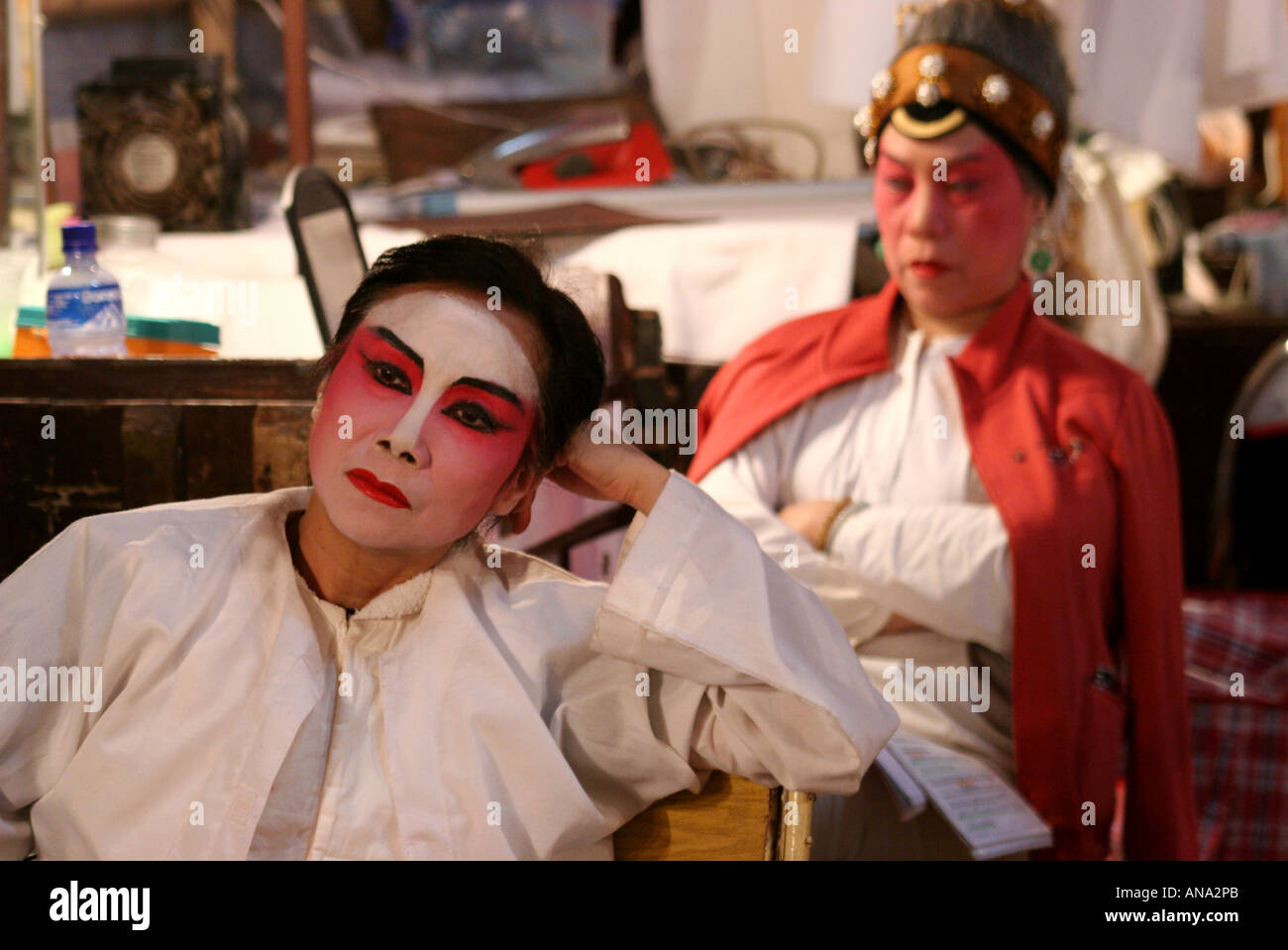 Attori reaxing dietro le quinte Opera Cinese. Foto Stock