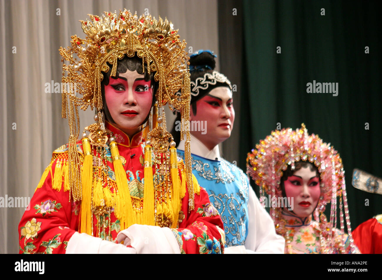 Gli attori in scena presso il teatro dell'opera cinese Foto Stock