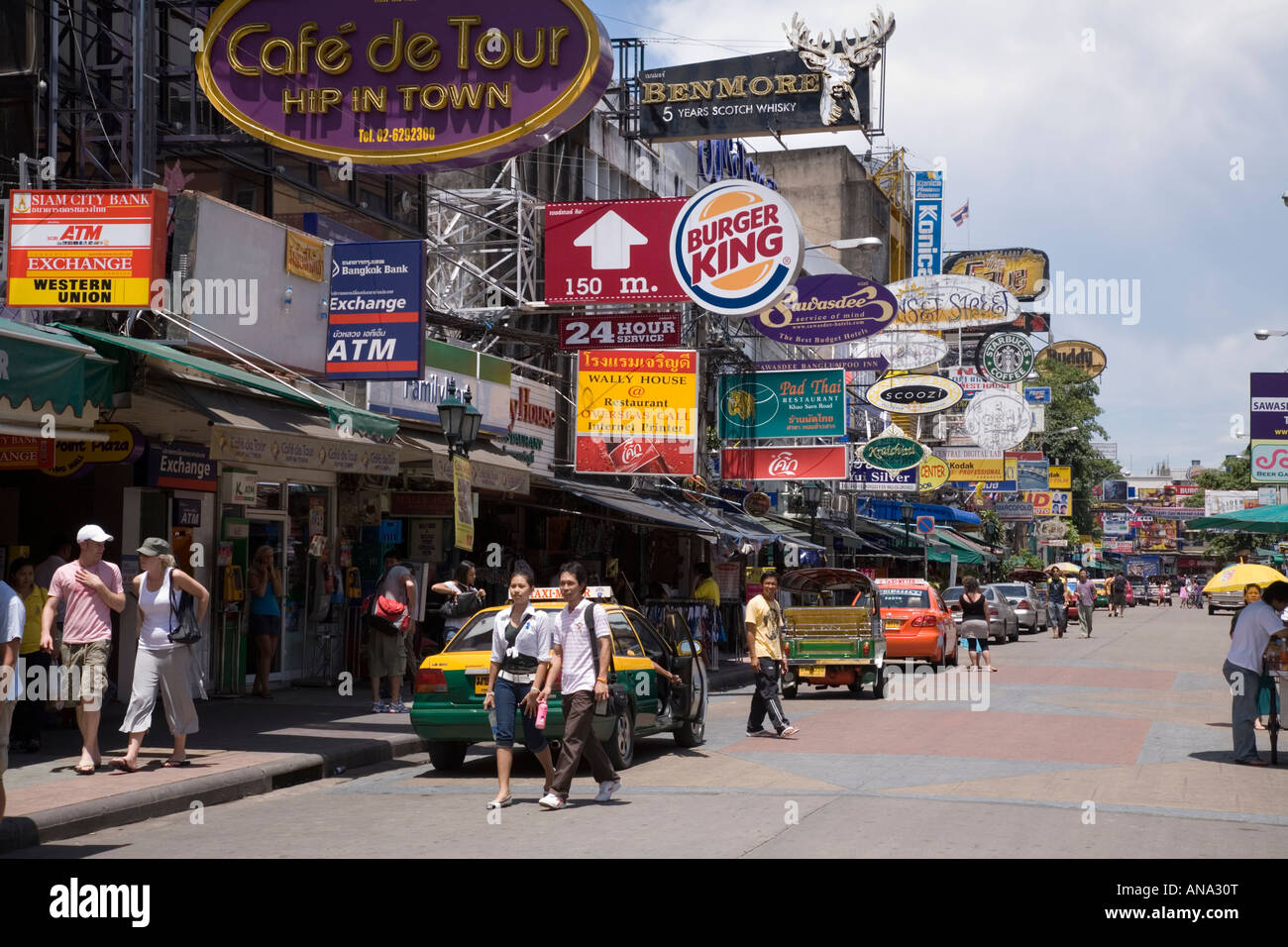 Indicazioni stradali e taxi / taxi / tuk tuk sulla Khao San Road a Bangkok. Thailandia. Foto Stock