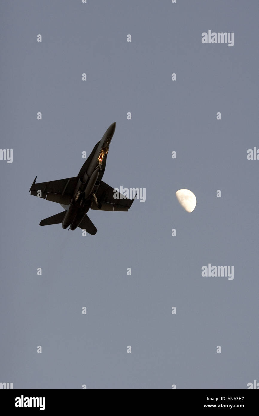 F/A 18 Hornet si avvicina alla luna all'aeroporto Sky Harbor di Phoenix. Foto Stock
