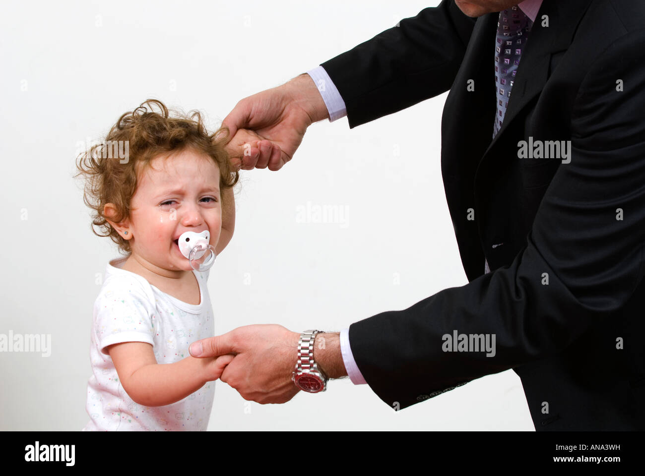 Il pianto bambina di mantenere il suo padre Foto Stock