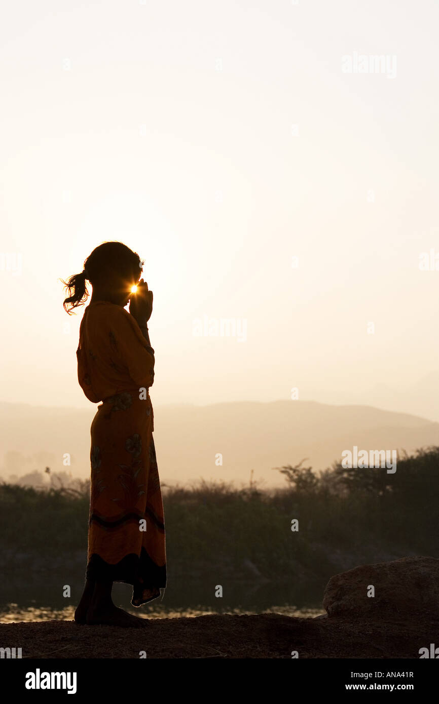 Pregando ragazza indiana nella luce del mattino Foto Stock Pregando ragazza indiana nella luce del mattino Foto Stock