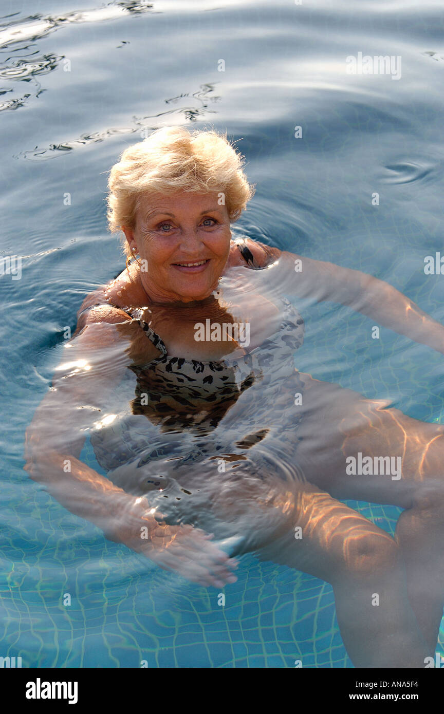 Il sambuco donna 60 65 70 anni piscina Foto Stock