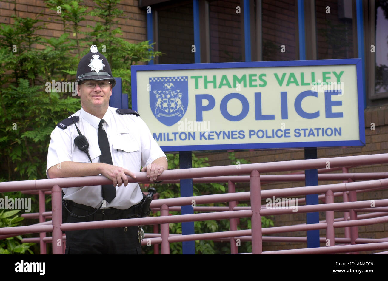 La Thames Valley police officer esterno il Milton Keynes stazione REGNO UNITO Foto Stock