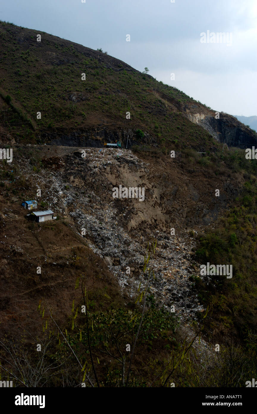 Rifiuti e rifiuti oggetto di dumping sul ciglio della strada, Kerala Foto Stock