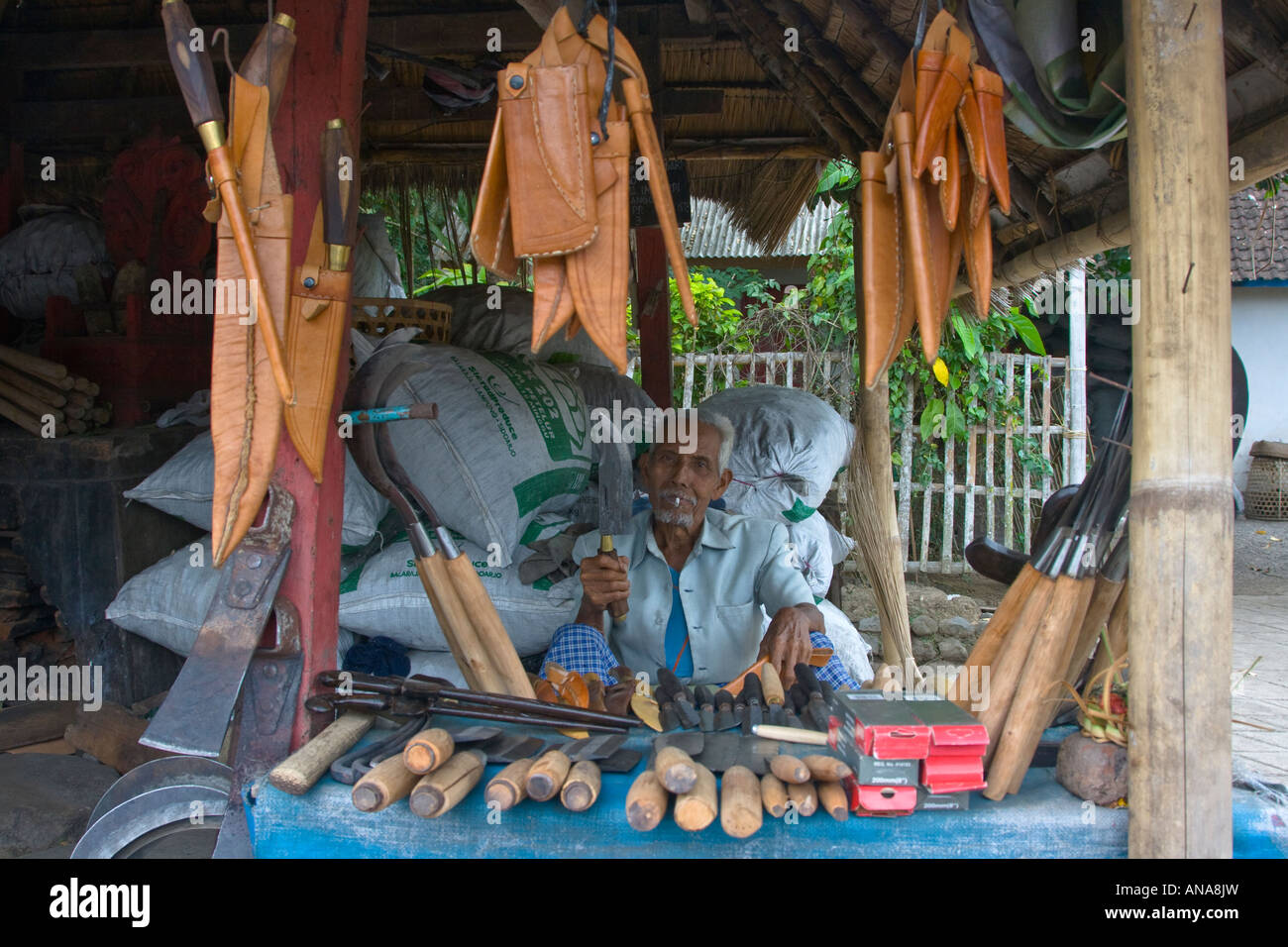 Il vecchio uomo Vendita di coltelli e utensili taglienti Bali Indonesia Foto Stock